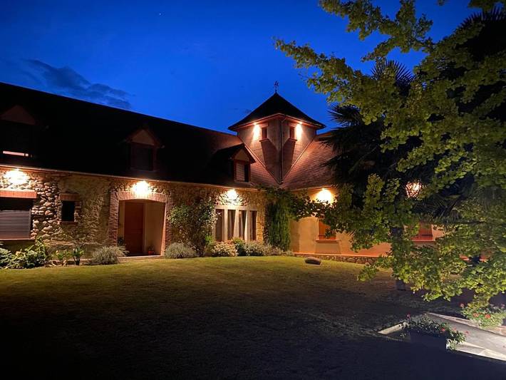 Chambre d’hôte pour 2 personnes, avec Terrasse et Jardin ainsi que Piscine et Vue