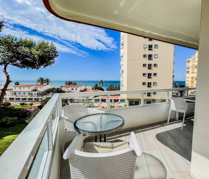 Ganze Wohnung, Apartment Front Americano nahe Strand mit Meerblick und Pool in Torrox Costa, Torrox