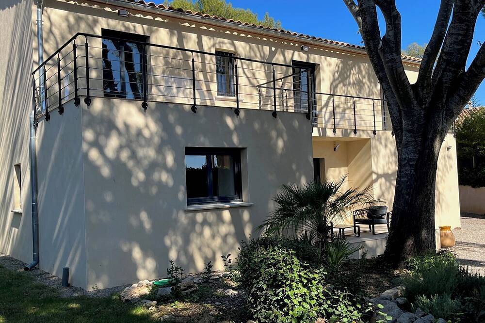 Villa neuve avec jacuzzi au milieu de son écrin de verdure à 20 mn des plages in Castries, Côte méditerranéenne (France)