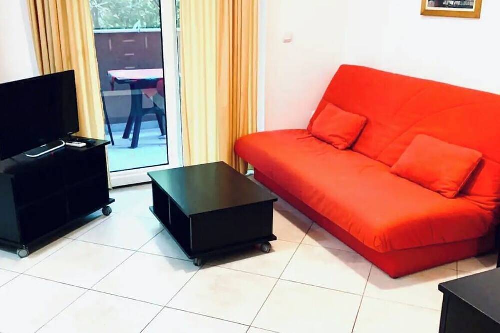 Entire apartment, 40 sqm apartment in Budva City Center in Budva, Opština Budva