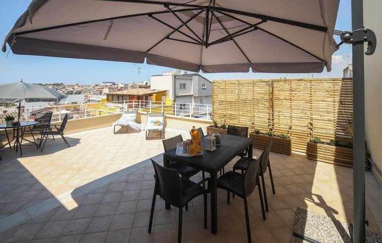 Cozy Apartment with Terrace 400m from Raganzino Beach in Pozzallo, Ragusa Province