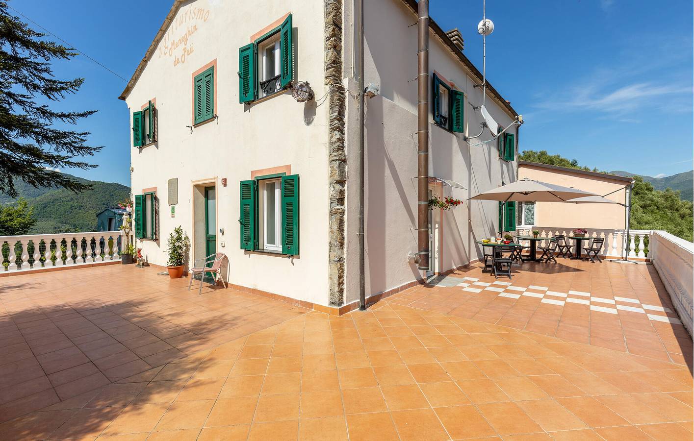 Accogliente appartamento con piscina e terrazza a 2,5 km dal centro città in Ne, Riviera di Levante