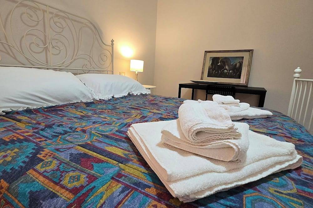 Entire apartment, \"Libiam nè lieti calici\" dwells at the foot of the Torrazzo dedicated to music. in Cremona, Cremona Province