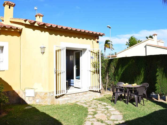 Gîte pour 5 personnes, avec Terrasse ainsi que Jardin et Piscine