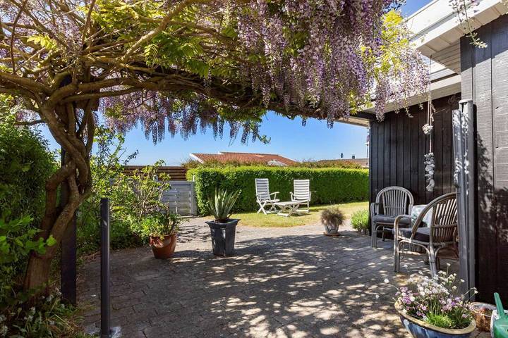 Ferieudlejning for 4 personer, med Terrasse og Have i Karrebæksminde