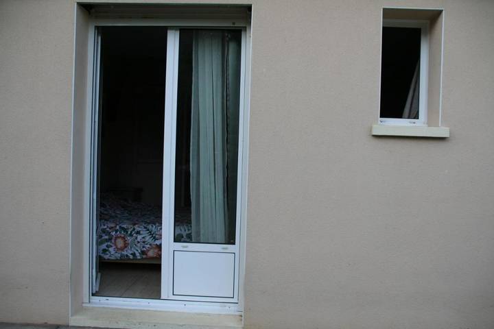 Cottage pour 2 personnes, avec vue ainsi que piscine et terrasse, animaux acceptés à Thaims