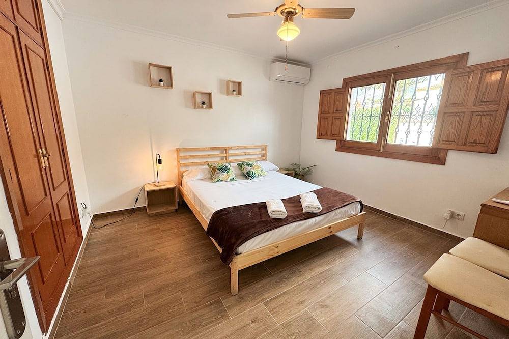 Huge Andalusian style villa with pool and barbecue in Benalmádena coast in Arroyo de La Miel, Benalmádena