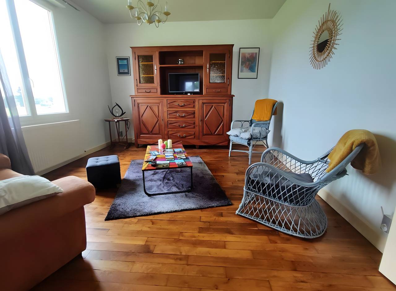 Holiday Home “La Couade” with Private Garden, Balcony and Wi-Fi in Troche, Brive-la-Gaillarde region