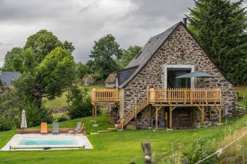 Gîte pour 6 personnes, avec jardin ainsi que piscine et balcon dans le Cantal