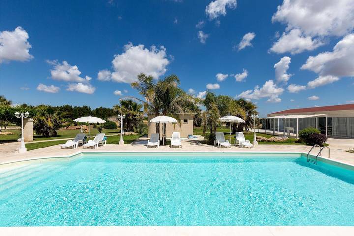 Location de vacances pour 14 personnes, avec jacuzzi ainsi que jardin et piscine à Mesagne - 3