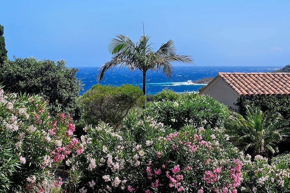 A 300 mètres de la superbe plage de Sant'Ambroggio, dans un quartier calme. in Sant Ambroggio, Lumio
