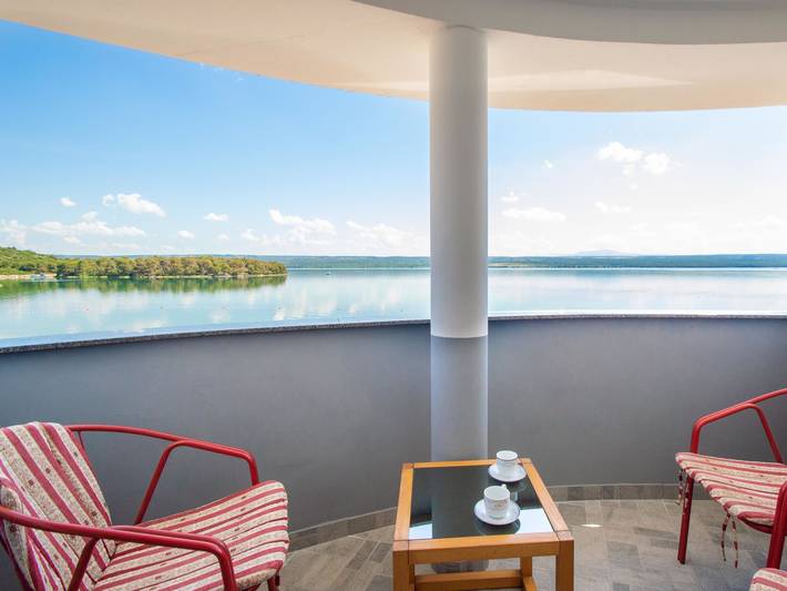 Apartamento de vacaciones para 4 personas, con vistas al lago además de balcón y jardín - 1