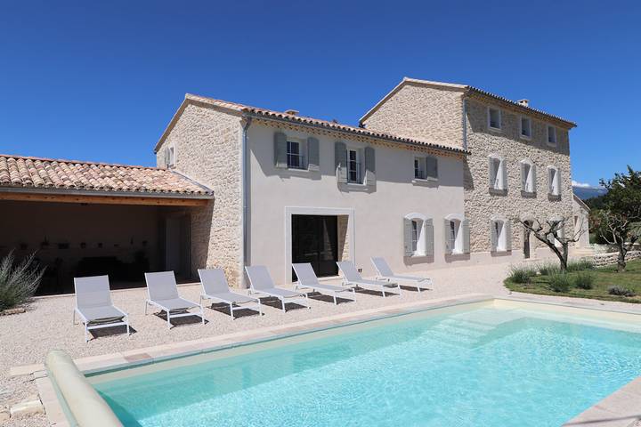 Gîte pour 15 personnes, avec terrasse ainsi que piscine et jardin, animaux acceptés