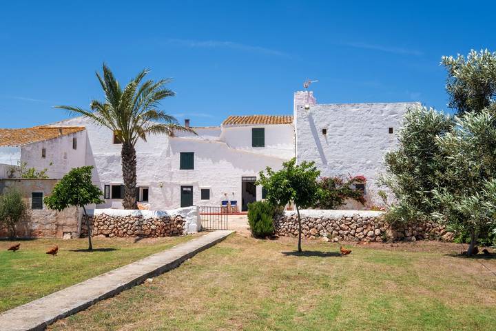 Casa de campo idílica con piscina, jardín y patio; aparcamiento disponible in Ciudadela, Menorca