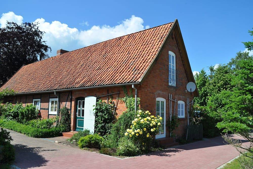 Sehr schönes, restauriertes Fachwerkhäuschen mit eigenem Garten und Holzsauna in Bleckede, Elbtalaue