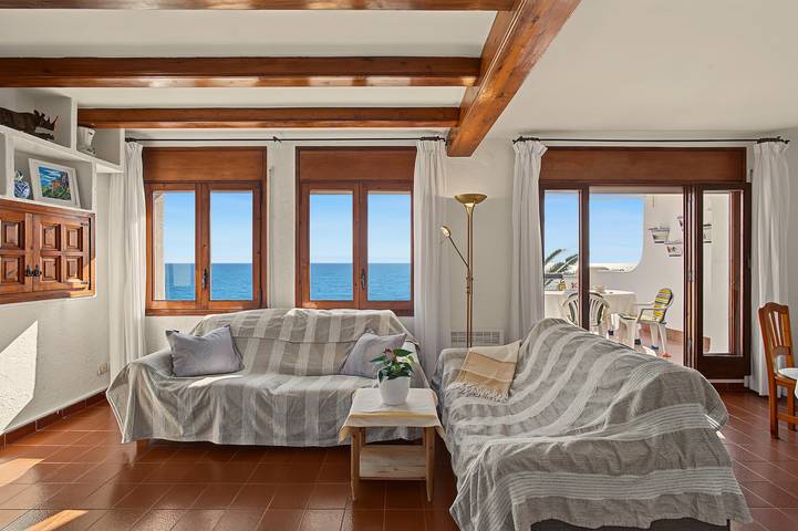 Apartamento entero, Apartamento 'Sea Breeze' con terraza, jardín compartido y Wi-Fi in Costa del Garraf