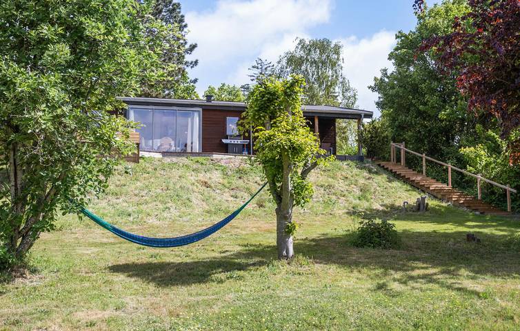 Ferieudlejning for 6 personer, med terrasse og have samt sauna i Fårevejle