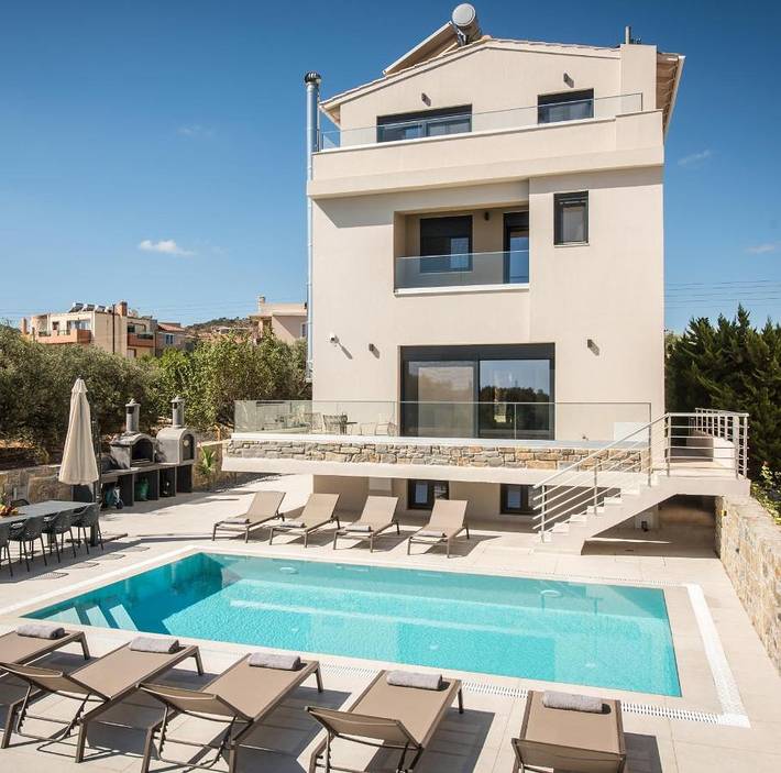 Villa pour 10 personnes, avec Balcon et Terrasse ainsi que Jardin et Piscine