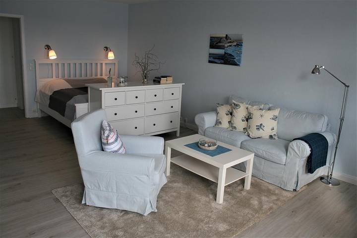 Ferienwohnung für 2 Personen, mit Balkon und Seeblick in der Lübecker Bucht