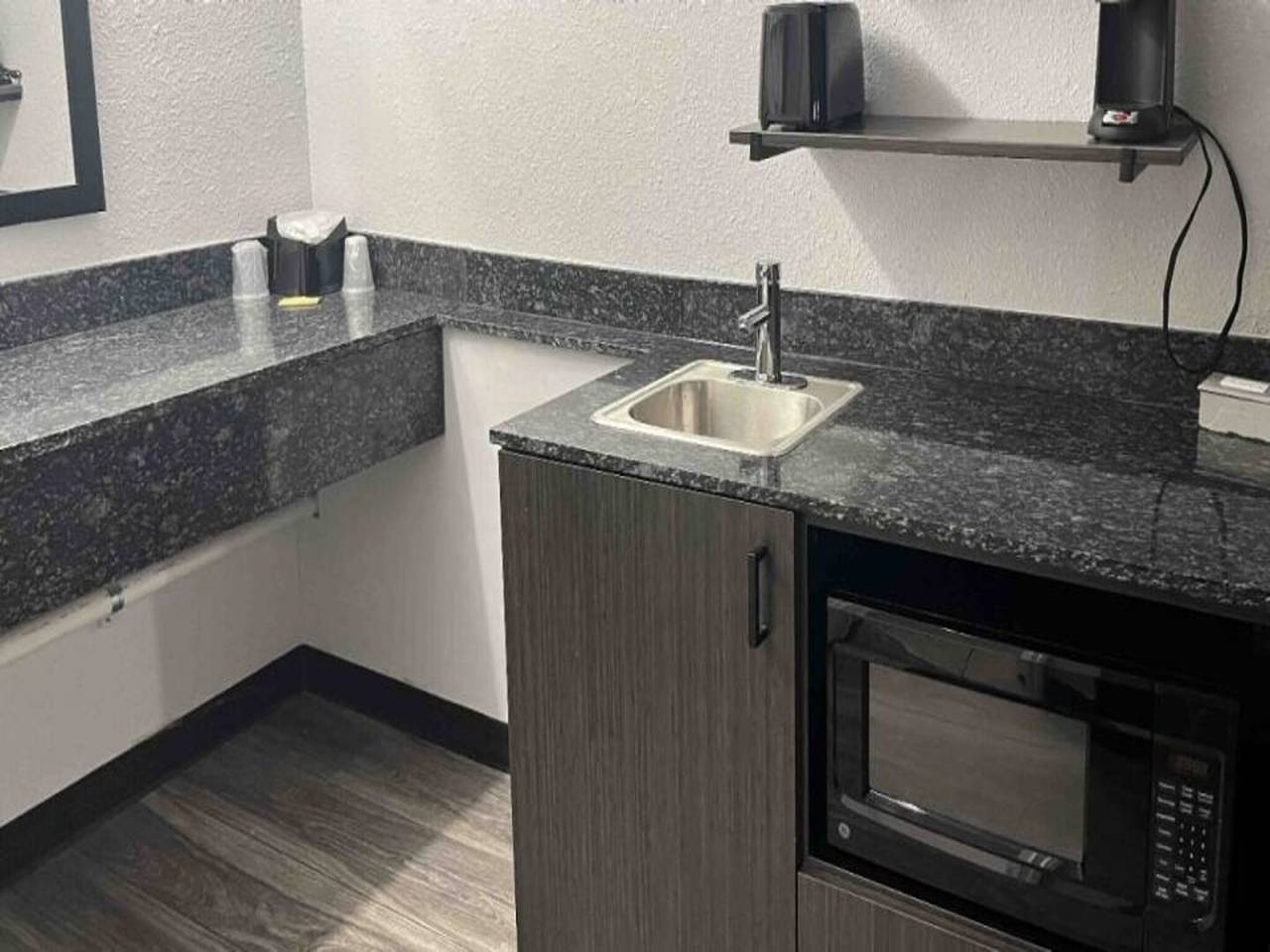 1 Kingsize -bett | Ns | Küche in Springdale (Columbia), Lexington County