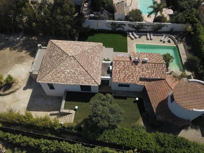 Location de vacances pour 8 personnes, avec piscine et vue ainsi que jardin et balcon dans Pointe Des Chevaliers Hyeres - 3