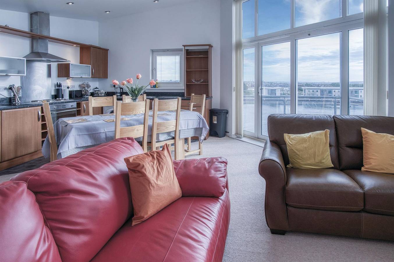 Entire apartment, The Penthouse - 3 Bedroom Apartment - Llanelli in Llanelli, Carmarthenshire