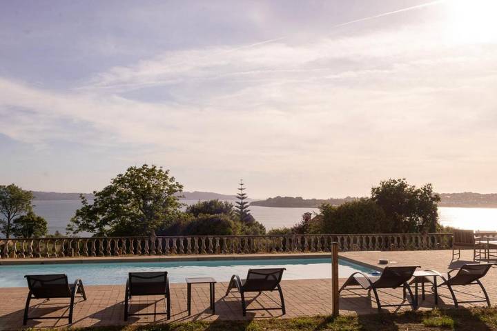 Apartamento para 4 personas, con Balcón y Terraza además de Jacuzzi y Jardín en Ares