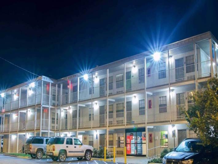 Apartamento entero, 1 cama Queen | Baño con bañera y accesorios para móviles Nsmk in San Antonio, Condado de Bexar