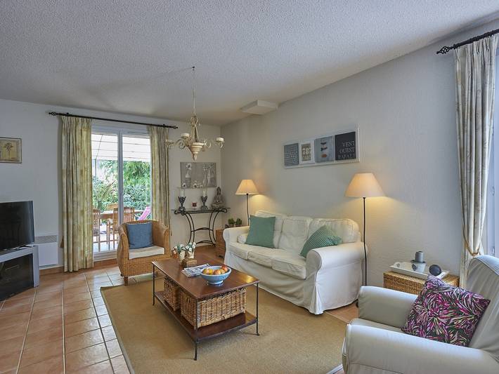 Location de vacances pour 8 personnes, avec jardin et piscine à Nans-les-Pins - 2