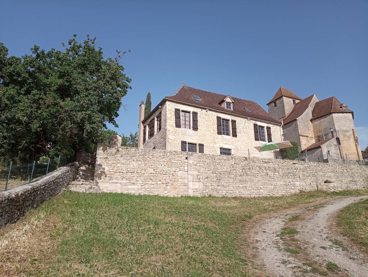 Maison en pierre de taille avec terrasse jardin et et vue in Séniergues, Quercy