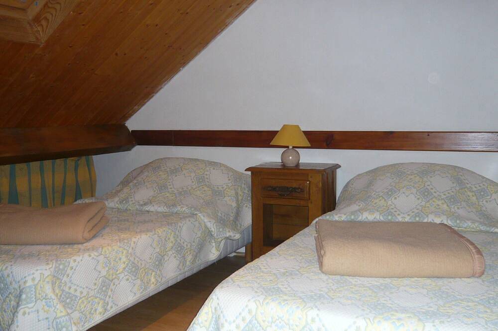 Gîte Jaune - Maison sur propriété de 5 ha, piscine, sauna, animaux, in Osse-en-Aspe, Béarn