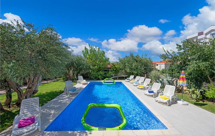 Urlaub am Meer: 2-Zimmer-Wohnung mit Pool und atemberaubendem Meerblick in Tribunj, Šibenik-Knin