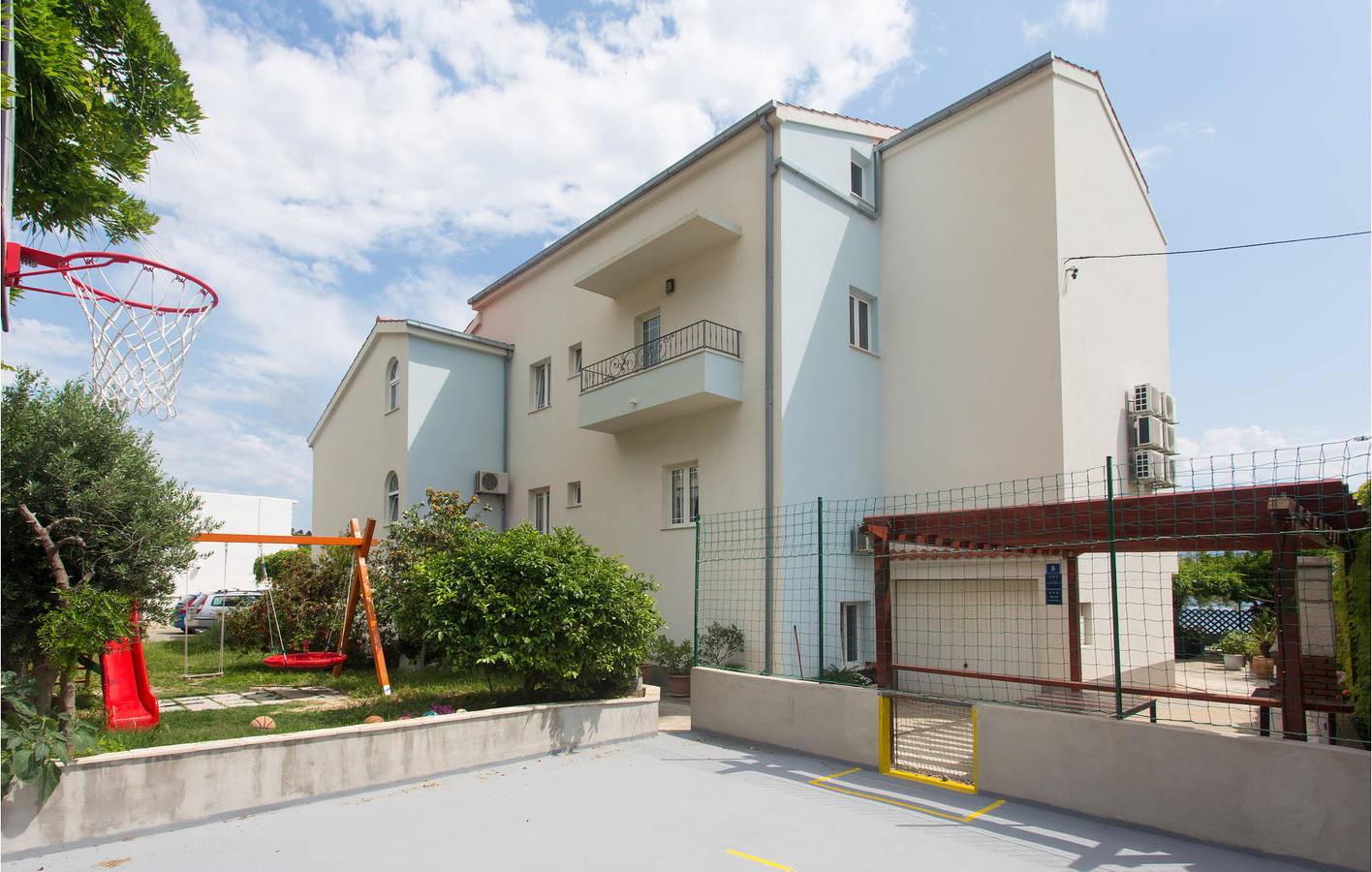 Ganze Ferienwohnung, Gemütliche Ferienwohnung mit Terrasse, WLAN und Parkplatz, 1 km vom Strand entfernt in Jesenice, Split-Dalmatien
