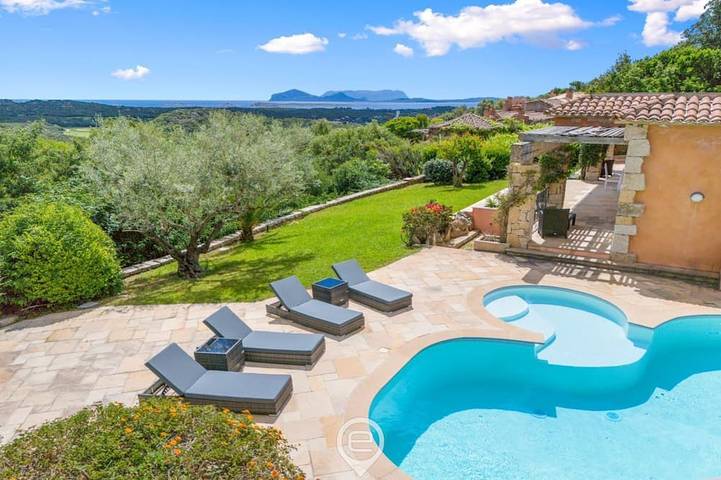 Villa pour 8 personnes, avec balcon ainsi que piscine et jardin à Cala di Volpe
