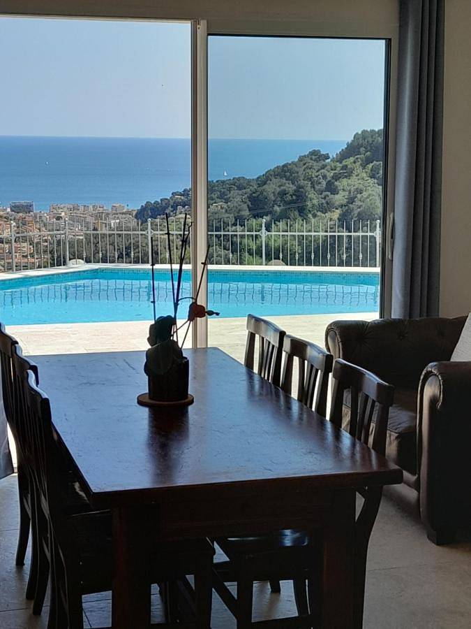 Location de vacances pour 12 personnes, avec balcon ainsi que vue et piscine à Gorbio