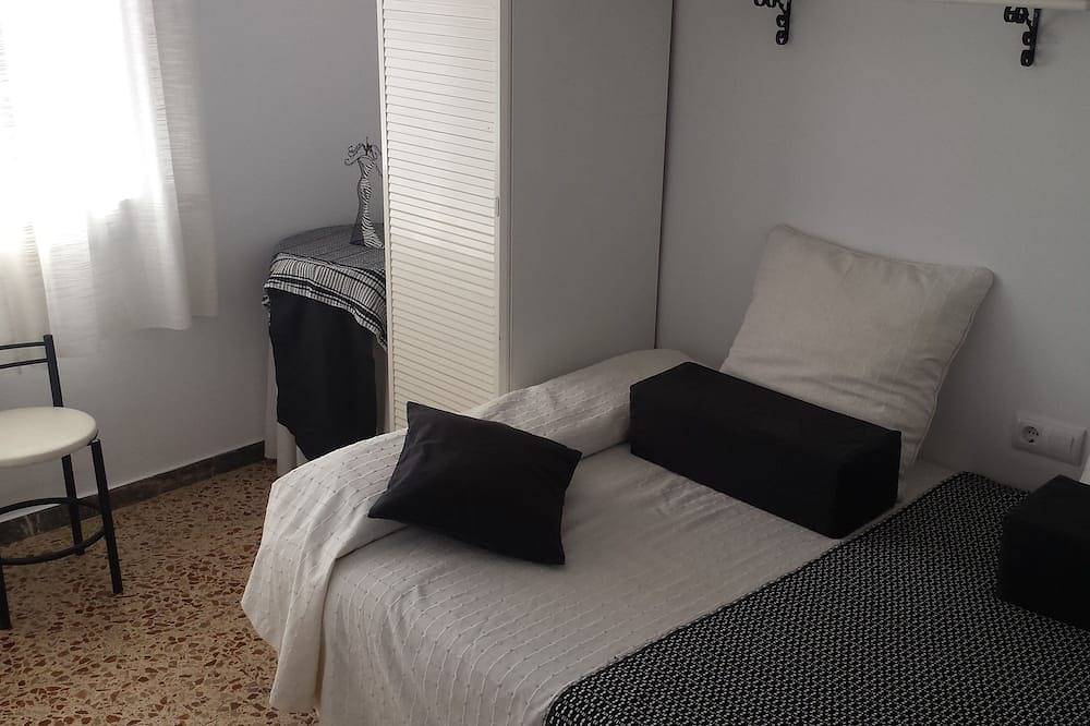 Entire apartment, Sunny apartment 6 people with pool in Platja de Castelldefels (Gavà), Castelldefels