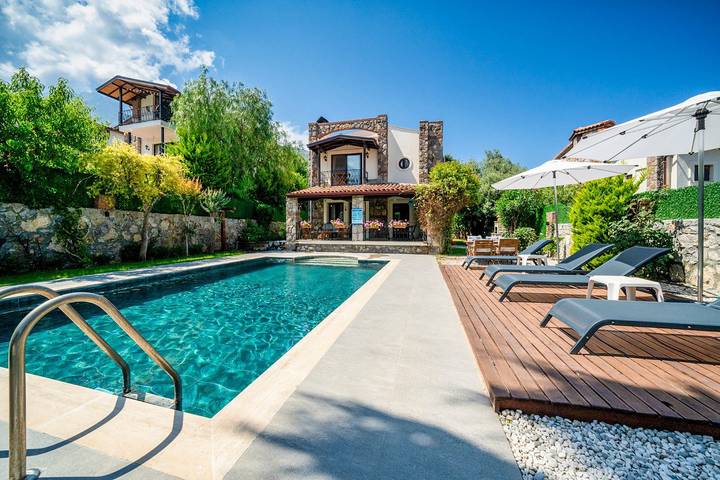 Villa for 6 people, with garden and terrace as well as pool in Hisaronu