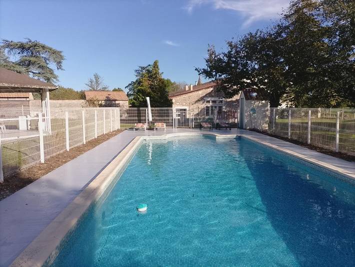 Location de vacances pour 6 personnes, avec Terrasse ainsi que Piscine et Vue à Serres-et-Montguyard