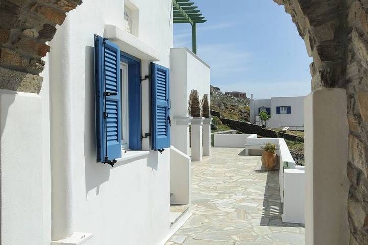 Veranda me thea (Terrasse mit Aussicht) in Ormos Agiou Ioannou, Tínos