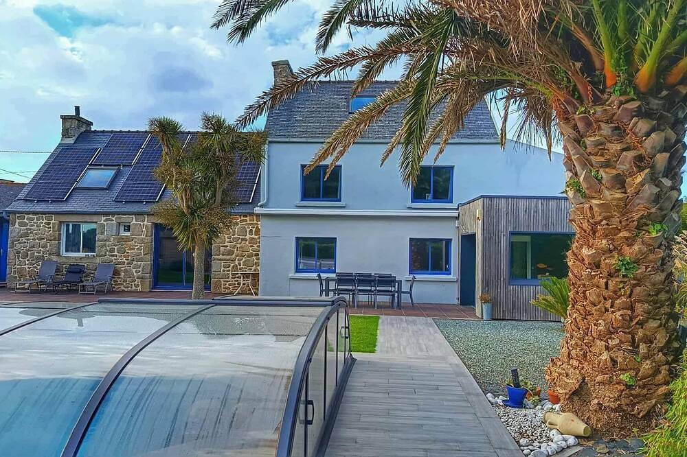 \"Family-Friendly House with Heated Pool & Private Garden – Close to the Beach\" in Plouescat, Côte des Légendes