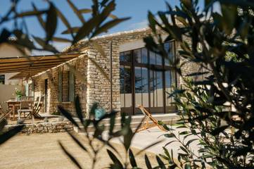 Location de vacances pour 6 personnes, avec piscine ainsi que vue et jardin à Saint-Pantaléon