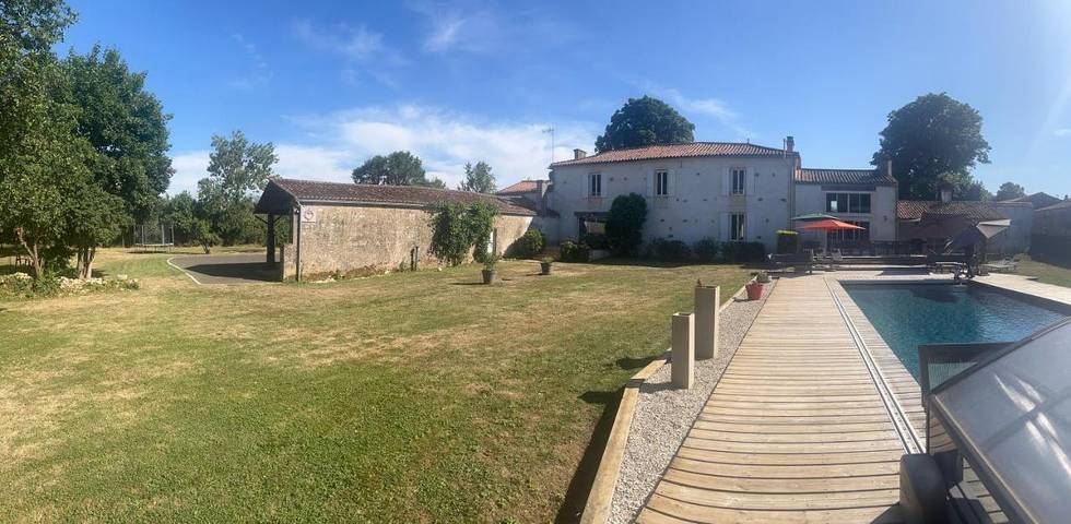 Location de vacances pour 15 personnes, avec piscine et jardin à Saint-Jean-de-Beugné