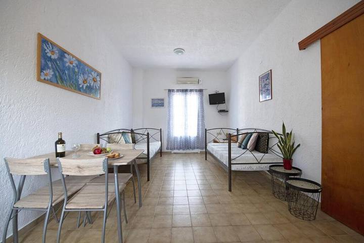 Location de vacances pour 2 personnes, avec piscine ainsi que jardin et vue, animaux acceptés dans Panormos - 4