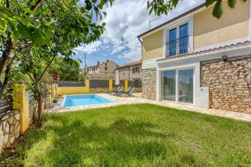 Ferienhaus für 4 Personen, mit Garten in Kastelir