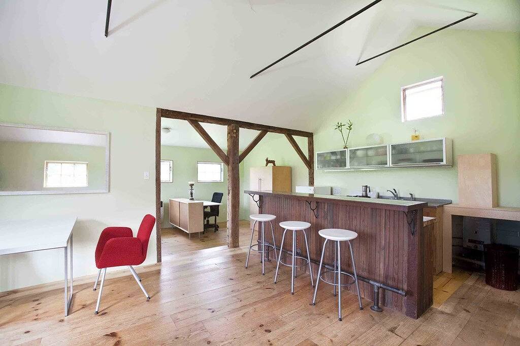 Ein gemütliches Bauernhaus inmitten von zwei Scheunen im Hudson Valley in Ulster County