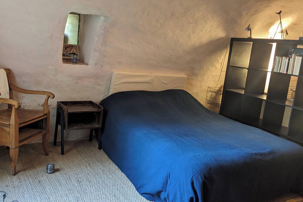 Large, naturally cool vaulted room in a former sheepfold in La Tour-d'Aigues, Parc naturel régional du Luberon