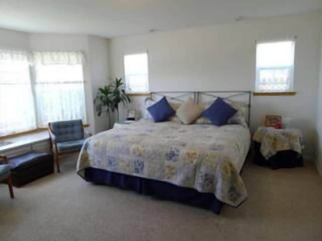 Sammelplatz mit Blick auf Strand, Pier und die Innenstadt von Cayucos in Cayucos, San Luis Obispo County