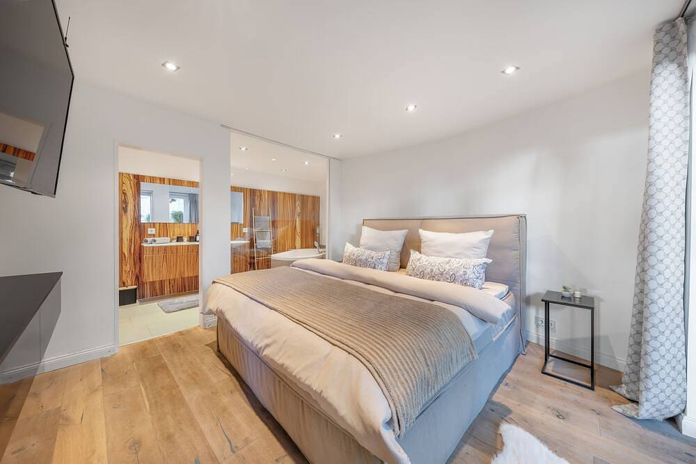 Luxury bungalow with heated private pool, sauna & discreet and central location. in Derendorf, Düsseldorf