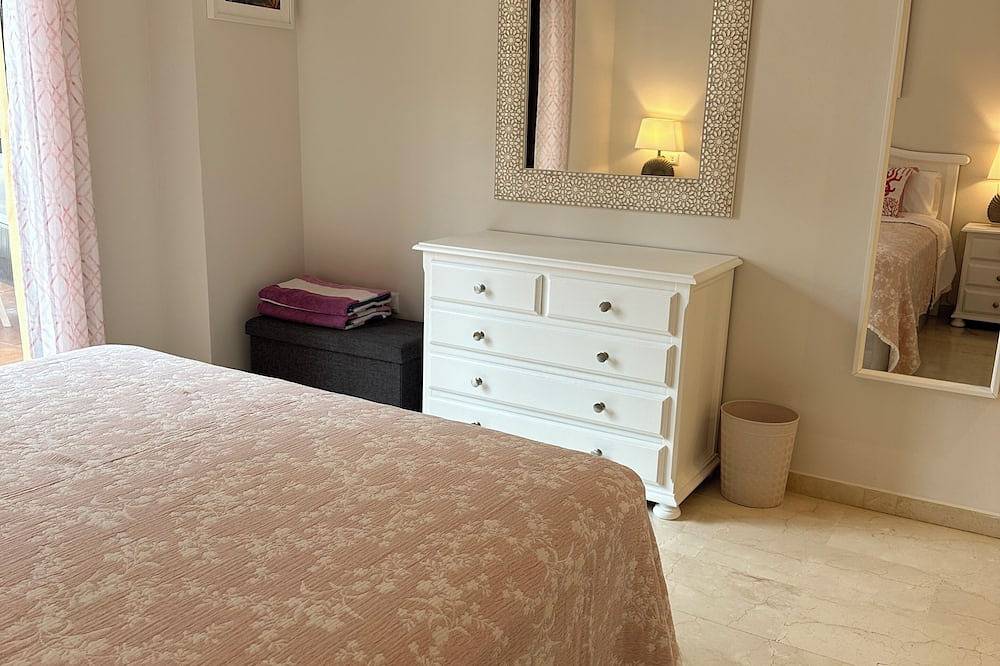 Entire apartment, 2nd line lux beachside apartment with hot tub-3 sunny terraces and fibre wifi in Saladillo Benamara, Estepona