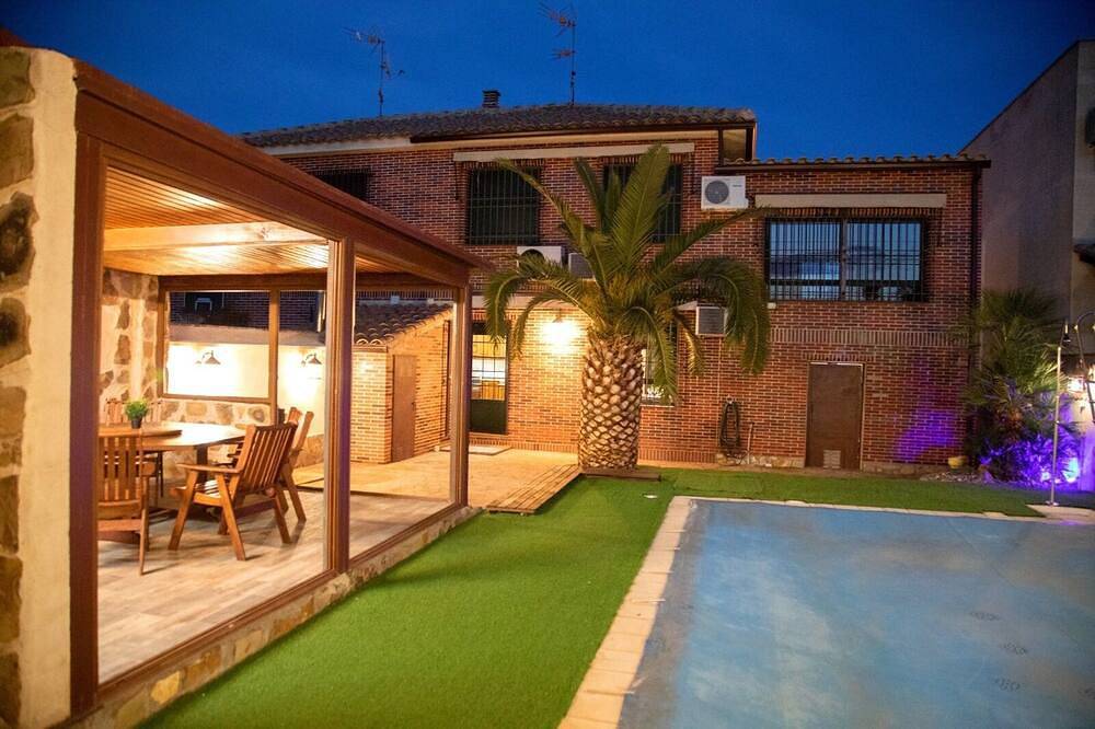 Agradable adosado con piscina privada, Bbc y a 2,5 km de Puy Du Fou. in Argés, Provincia de Toledo